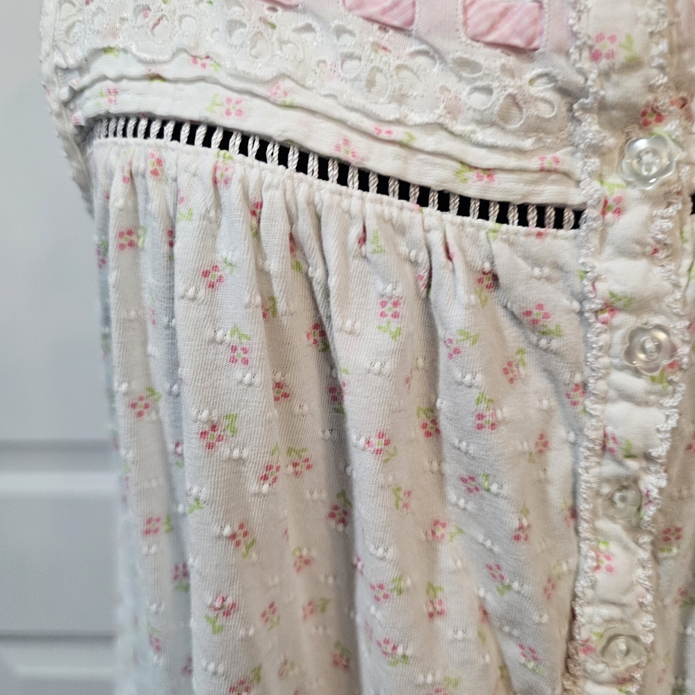 Aria White Eyelet Pointelle Floral with Floral Shaped Buttons Size Small{Bx7} - Picture 4 of 14